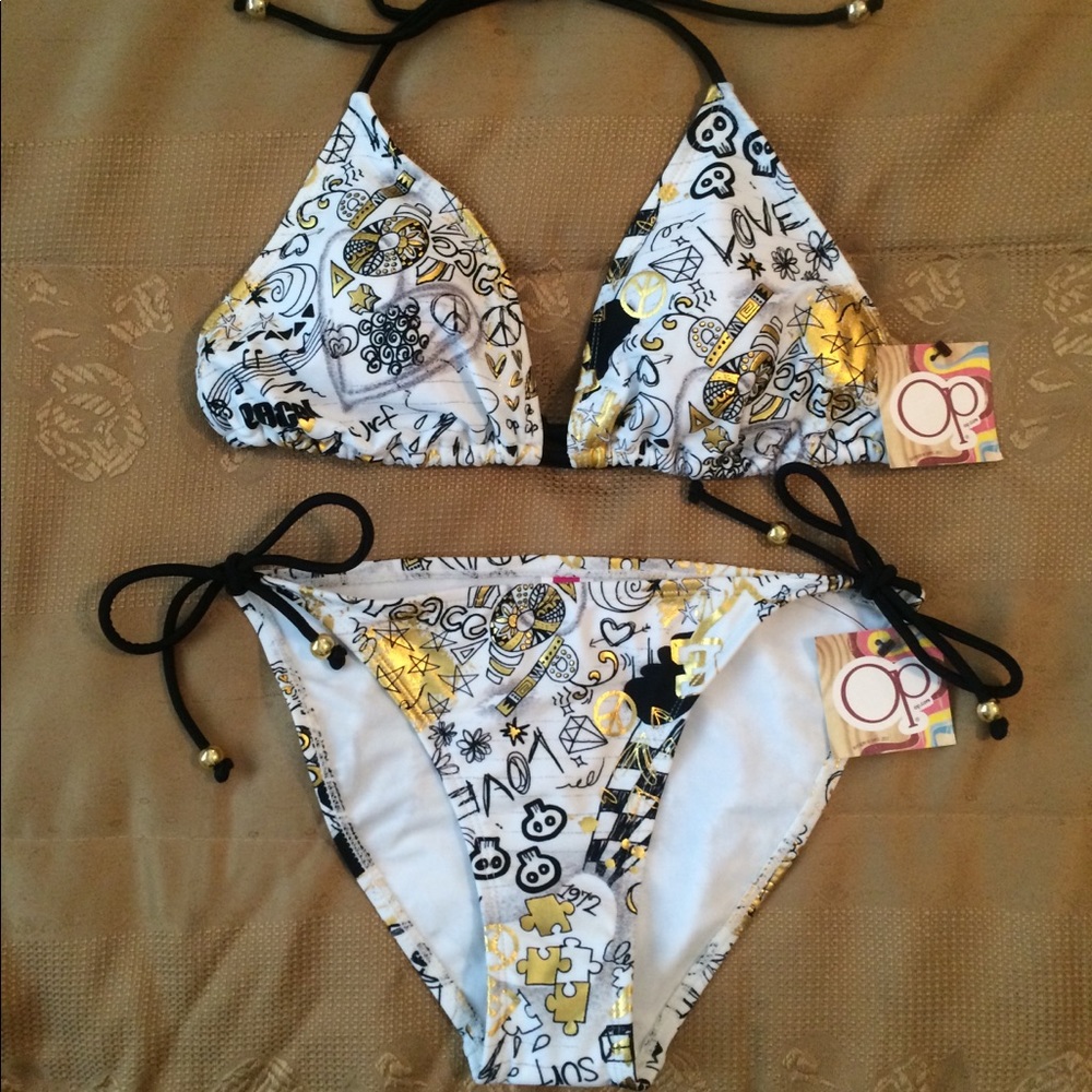 Bikini - Picture 2 of 4
